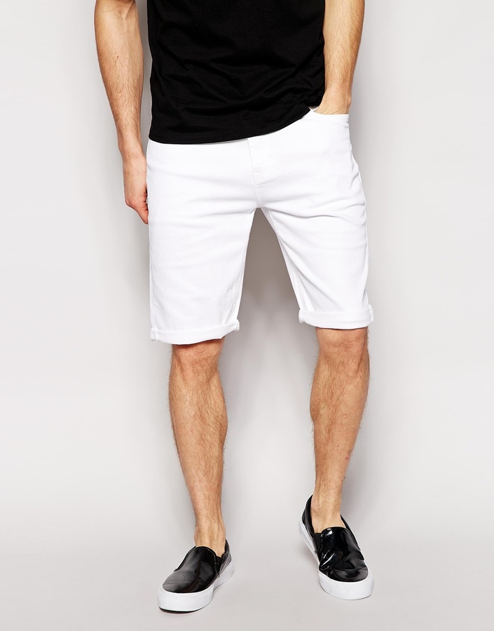 Мужские белые джинсовые шорты от Asos, 2,290 руб.