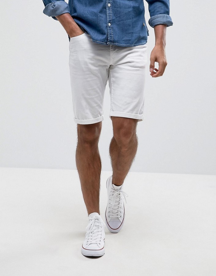 Мужские белые джинсовые шорты от Blend of America, 3,054 руб.