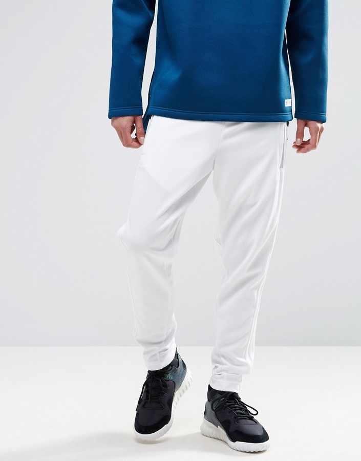 Мужские белые спортивные штаны от adidas, 3,817 руб.