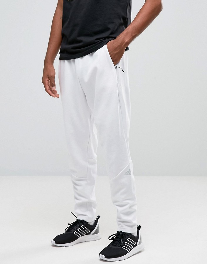 Мужские белые спортивные штаны от adidas, 4,135 руб.