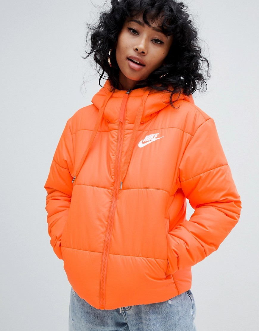 Найк дует. Nike Puffer Jacket Orange. Куртка найк оранжевая женская. Куртка найк женская зимняя оранжевая. Куртка найк оранжевая.