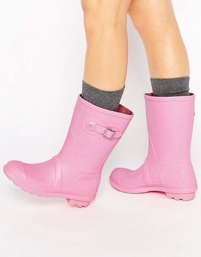 Резиновые сапоги розовые. Резиновые сапоги ASOS. Резиновые сапоги женские розовые. Резиновые ботинки ASOS. Розовые резиновые сапоги бренд.