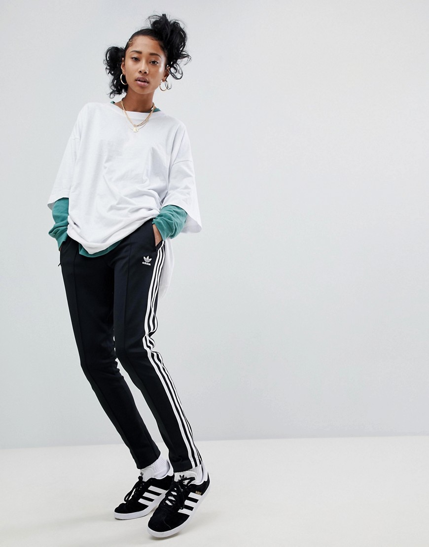 Женские черно-белые спортивные штаны от adidas Originals, 3,241 руб.