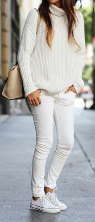 Белый свитер и джинсы женские