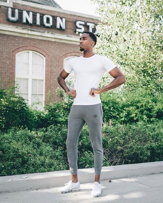 Мужские серые спортивные штаны от Nike, 2,090 руб.
