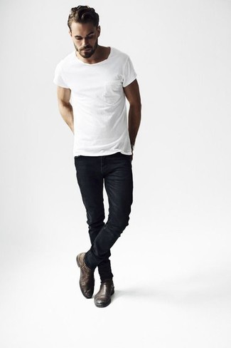 Белая футболка и черные джинсы