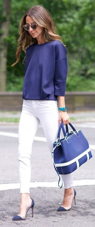 Белые брюки и синяя блузка