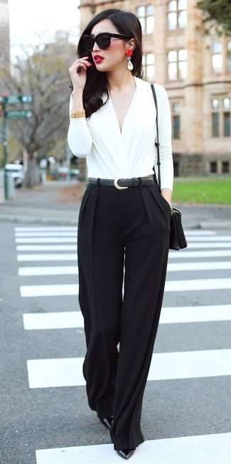 Модный лук: белая блузка с длинным рукавом, черные широкие брюки, черныекожаные туфли, черная кожаная сумка через плечо