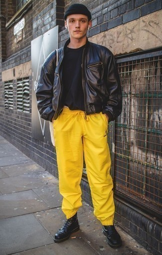 С чем носить желтые спортивные штаны мужчине – 22 фото