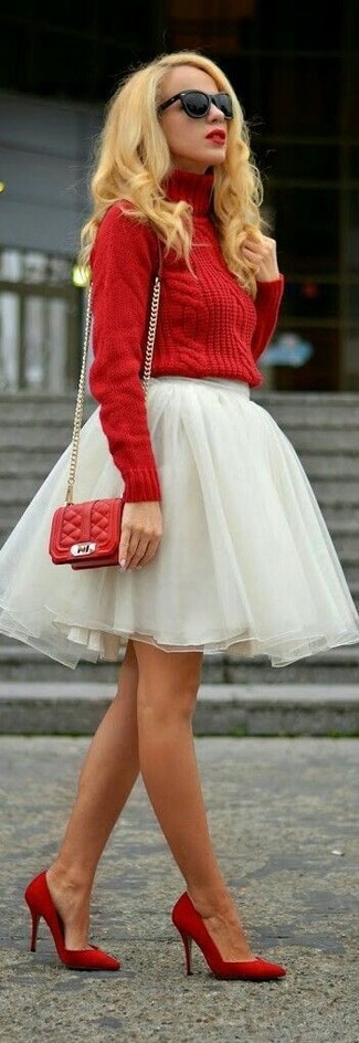 Красная юбка с красными туфлями
