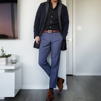Как носить коричневые кожаные туфли дерби с синими брюками чинос – 84 фото