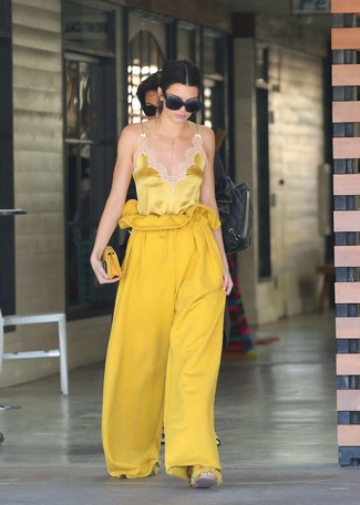 Модный лук: желтая шелковая майка, желтые широкие брюки, желтый кожаныйклатч