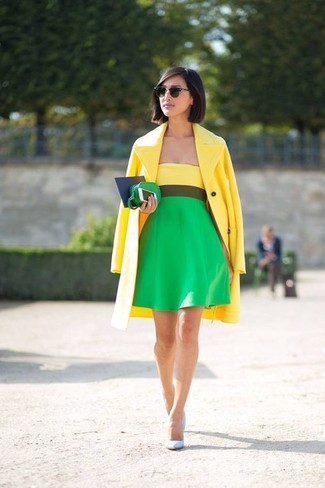 Jak nosit zelené šaty na jaro: Spojte zelené šaty se žlutým kabátem, abyste vyjádřili svůj osobní styl. Světle modré semišové lodičky zde vypadají skvěle. Když zimní sezóna ustoupí jarní sezóně, všechny módy chtějí zářit, vyzařovat krásu a nabíjet pozitivitou. Tento obrázek s tím určitě pomůže.