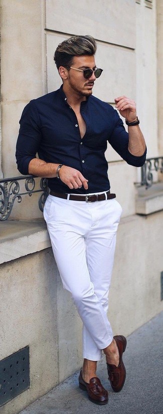 Белые брюки с голубой рубашкой