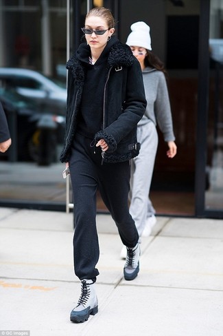 Как Gigi Hadid носит Черная короткая дубленка, Черный худи, Черные спортивные штаны, Серые кожаные ботинки на шнуровке