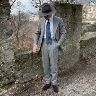 Které boty nosit k šedému obleku: Spojení šedého obleku s bílou košilí je klasickou volbou pro každého sartorialistu. Boty zde vypadají velmi dobře.