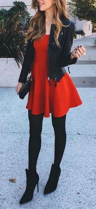 Черное платье с красными сапогами