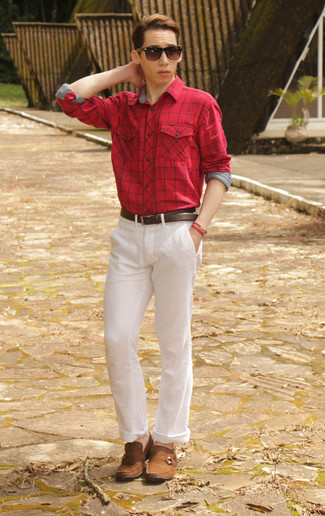 Белые брюки красная рубашка