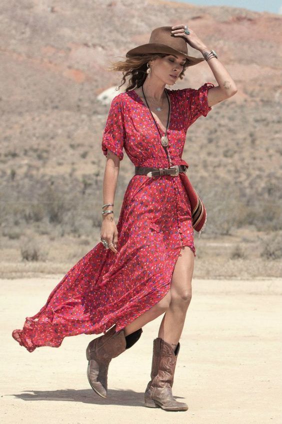 Модный лук: красное платье-макси с цветочным принтом, коричневые кожаные ковбойские сапоги, коричневая шерстяная шляпа, темно-коричневый кожаный ремень