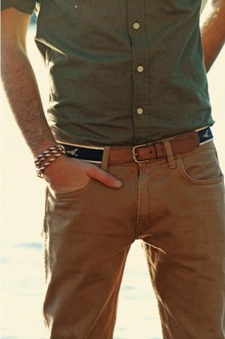 Коричневые джинсы и коричневая рубашка