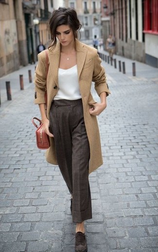 Модный лук: светло-коричневое пальто, белая шелковая майка,темно-коричневые широкие брюки в шотландскую клетку, темно-коричневыезамшевые оксфорды