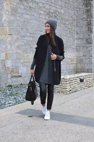 Длинное пальто женское с кроссовками