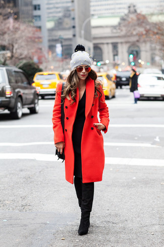 Красное пальто и головные уборы