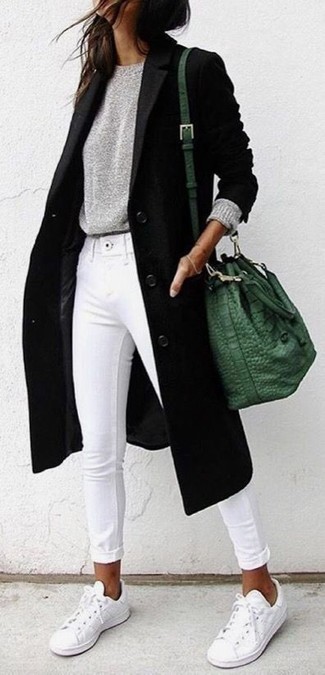 Черное пальто с белыми кроссовками