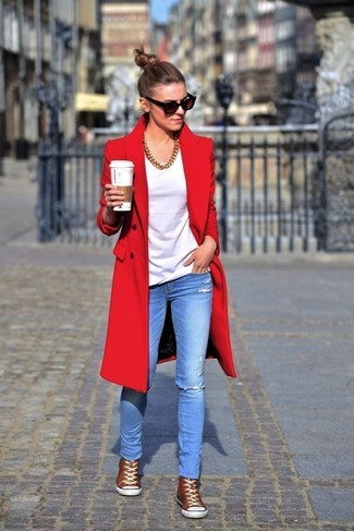 Красное пальто с кроссовками и джинсами