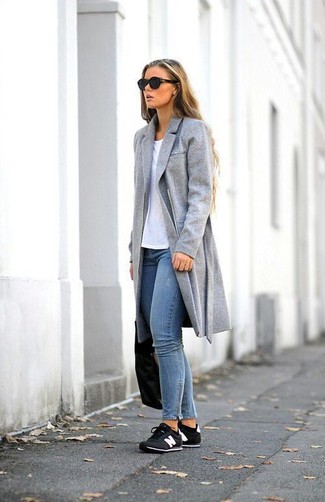 Серое пальто женское с джинсами