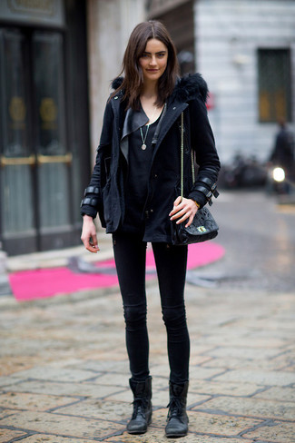 Черная куртка с джинсами