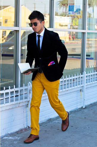 Желтый пиджак и синие брюки