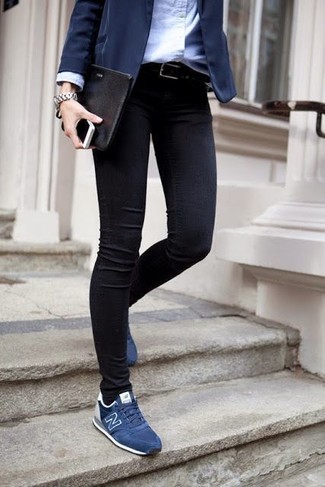 Черные кроссовки с голубыми джинсами
