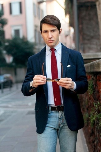 Рубашка синяя с красным галстуком