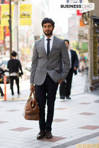 Черные брюки и серый пиджак мужской