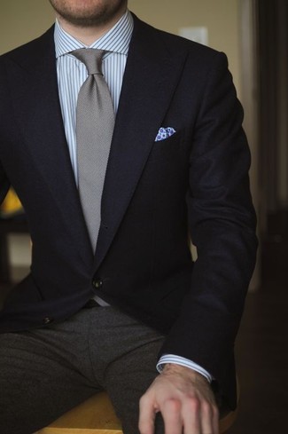 Серый костюм и черный галстук