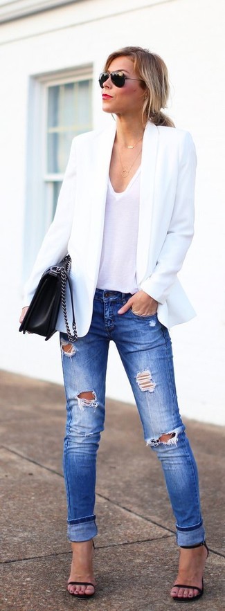 Белый пиджак и синие джинсы