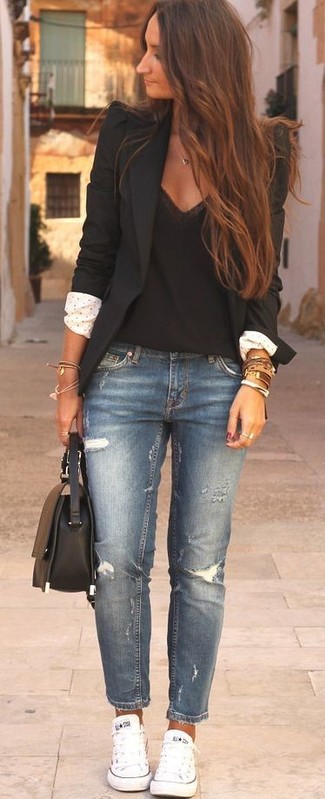 Черная майка с джинсами