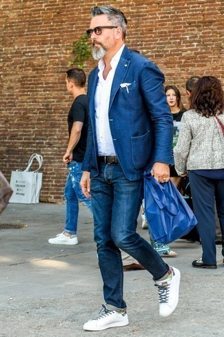 Как носить белые кожаные низкие кеды с темно-синим джинсовым пиджаком мужчине – 1 фото