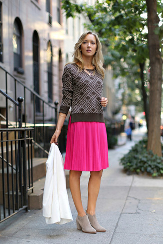Розовая прямая юбка с чем носить