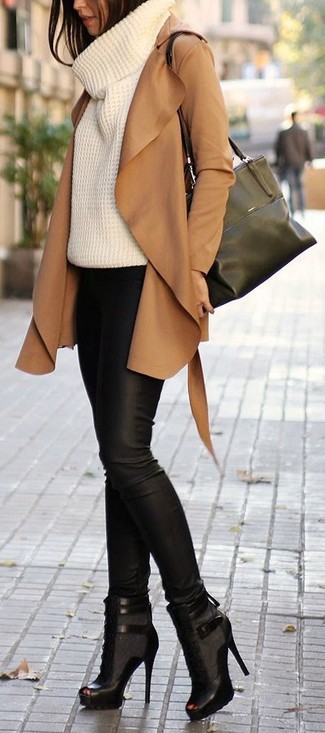 Пальто с кожаными брюками