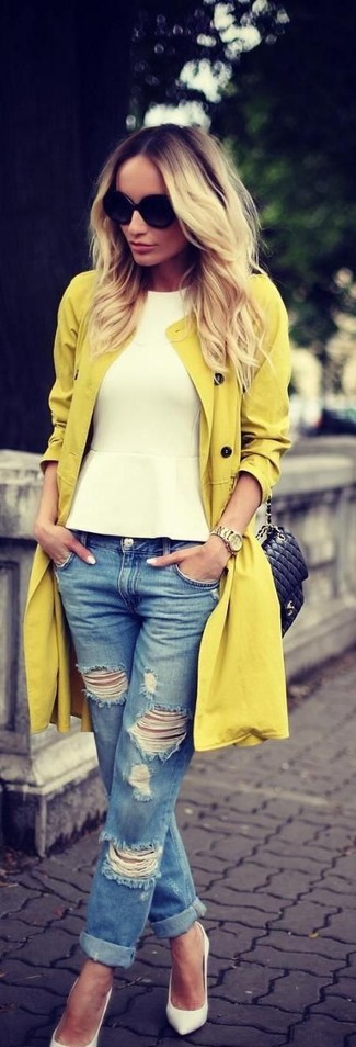 Желтая майка с джинсами