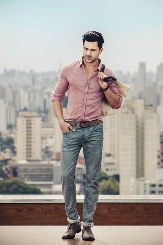 Розовая рубашка с джинсами