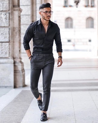 Серые брюки и черная рубашка мужская фото