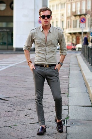 Серые брюки и рубашка мужская