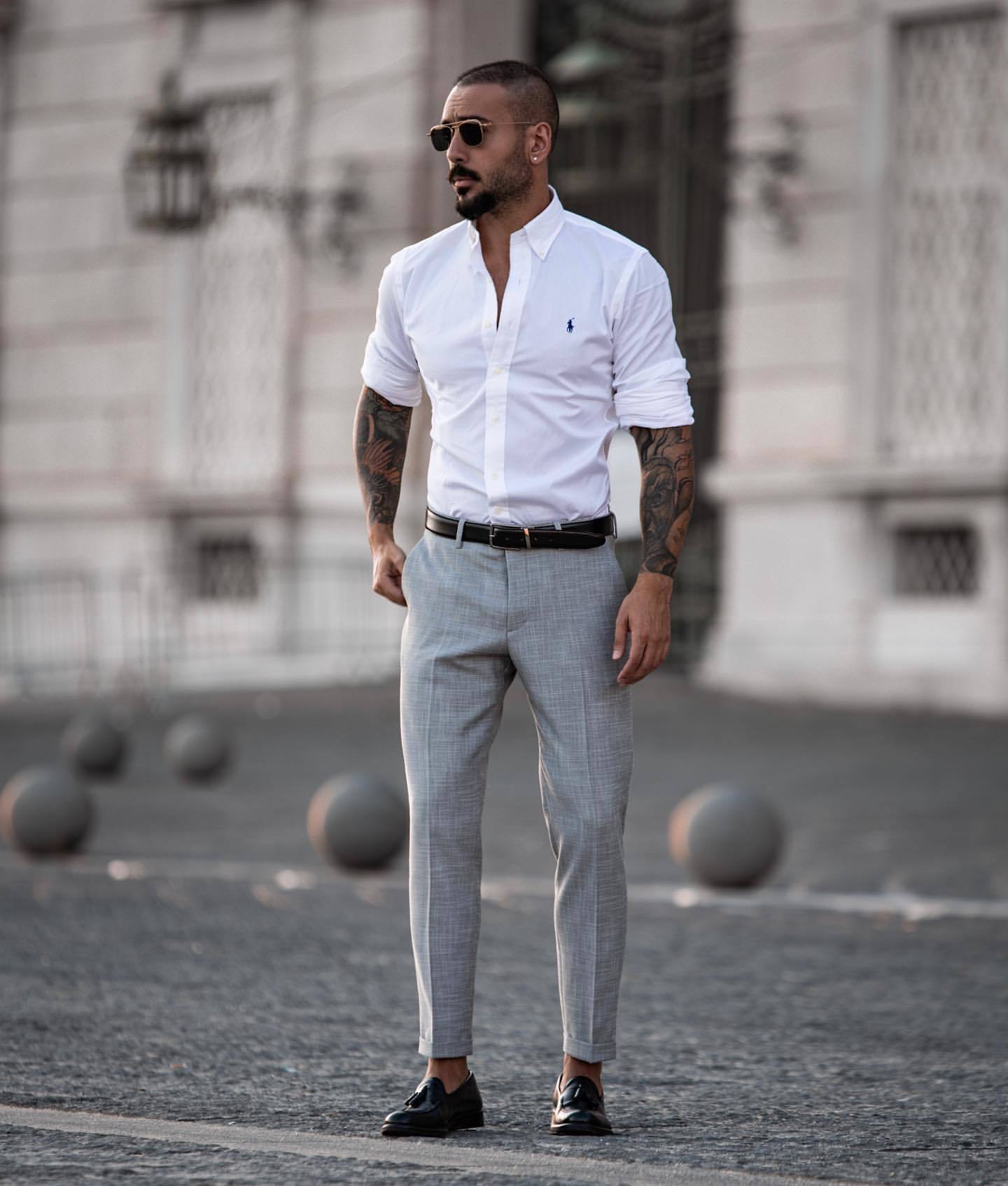 Модный лук: белая рубашка с длинным рукавом, серые классические брюки,черные кожаные лоферы с кисточками, черный кожаный ремень