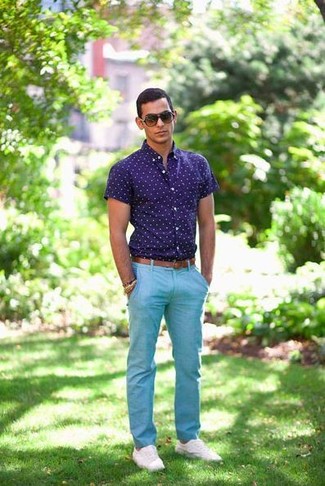Мужская рубашка к синим брюкам