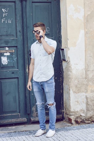 Белая рубашка джинсы и кроссовки