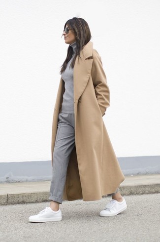 Длинное пальто женское с кроссовками