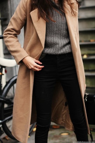 Серое пальто и коричневые брюки женские